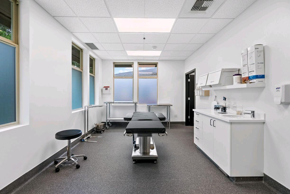 Photo of a clean, bright, surgery room at the Elston Clinic